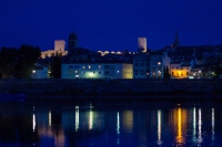 Arles de nuit avec reflets des lampadaires sur le Rhône
