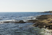 Les baigneurs profitent de la mer sur la Côte Bleue.